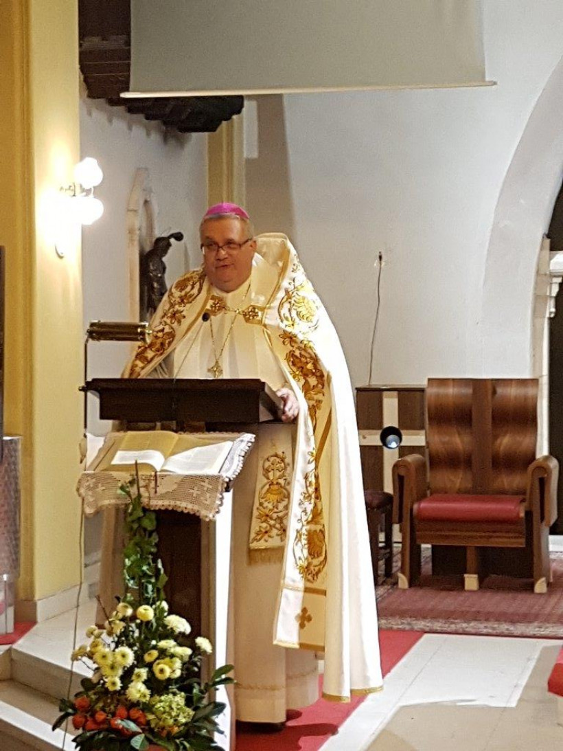V noči čarovnic so mladi molili