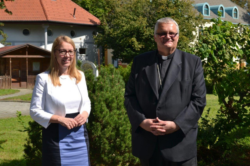 Ministrica dr. Jaklitsch na obisku pri g. škofu