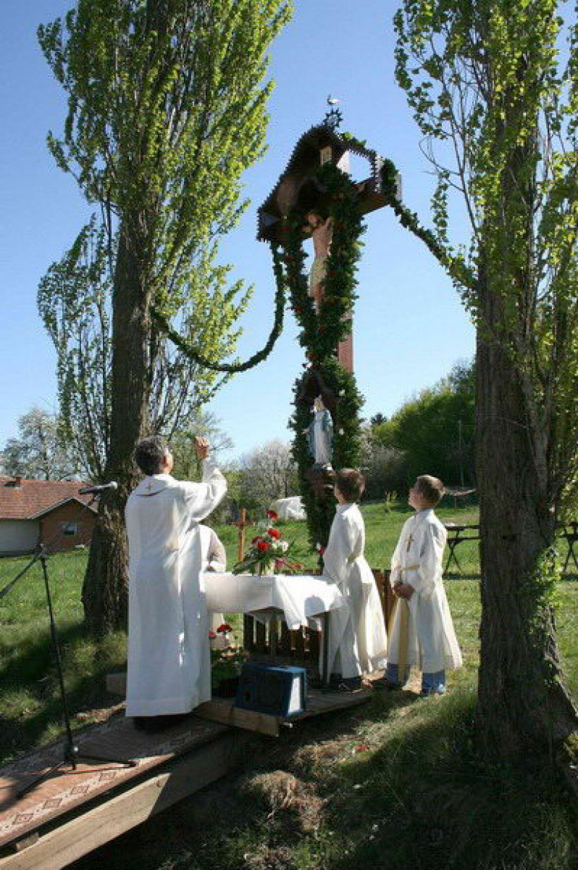 Blagoslov obnovljenega Kurnikovega križa v Nasovi