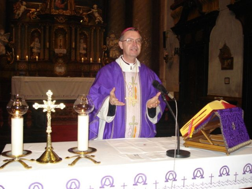 Monošter - Murskosoboški škof msgr. dr. Marjan Turnšek je daroval sveto mašo za Slovence v Porabju